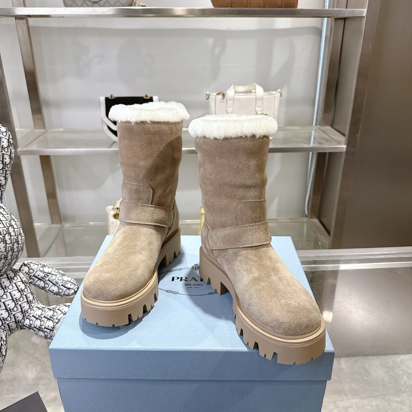 👟👟Ex-factory price 700👟👟 🔥Heavyweight🔥4050 Prada/PRADA autumn and winter snow boots counter new thick-soled anti-ski boots warm wool short boots, the same style as PRADA autumn and winter T-stage catwalk catwalk celebrity stars, original 1:1 replica, high-quality quality! The top version is comfortable on the feet and makes you look slimmer, elegant and intellectual! It is a rare pair of comfortable and warm casual snow boots! ❶Fabric: High mercerized cow suede/first layer cowhide ❷Lining: %100 pure wool imported from Australia ❸Feet: %100 pure wool imported from Australia ❹Outsole: Original TPU foam bottom Four-color women's sizes: 36–42. Complete packaging, with certified pure cotton bag after-sales service card.